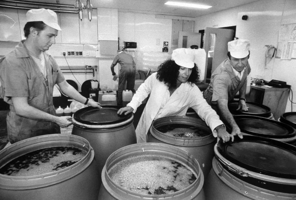 Анита Роддик проверяет бочки с шампунем на заводе The Body Shop в 1988 году